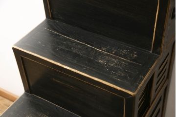 中古　アンティーク調でレトロな雰囲気が魅力の小振りな階段箪笥(収納棚、戸棚、和タンス)(R-066549)