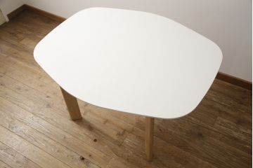 中古　新品同様!!　FRITZ HANSEN(フリッツハンセン)　ANALOG(アナログ)　JH43　北欧テイストのお部屋におすすめなダイニングテーブル(4人掛け、2人掛け、食卓)(定価約26万円)(R-066550)