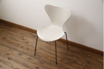 中古　新品同様!!　FRITZ HANSEN(フリッツハンセン)　SERIES 7(セブンチェア)　fh-3107ca-135　カラードアッシュ　ライトベージュ(LIGHT BEIGE)　北欧テイストのお部屋にぴったり!シャープな脚がお洒落なダイニングチェア(板座チェア、椅子、イス)(定価約7万円)(R-066551)