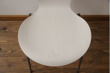 中古　新品同様!!　FRITZ HANSEN(フリッツハンセン)　SERIES 7(セブンチェア)　fh-3107ca-135　カラードアッシュ　ライトベージュ(LIGHT BEIGE)　北欧テイストのお部屋にぴったり!シャープな脚がお洒落なダイニングチェア(板座チェア、椅子、イス)(定価約7万円)(R-066551)