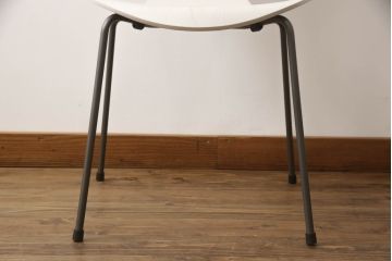 中古　新品同様!!　FRITZ HANSEN(フリッツハンセン)　SERIES 7(セブンチェア)　fh-3107ca-135　カラードアッシュ　ライトベージュ(LIGHT BEIGE)　北欧テイストのお部屋にぴったり!シャープな脚がお洒落なダイニングチェア(板座チェア、椅子、イス)(定価約7万円)(R-066551)