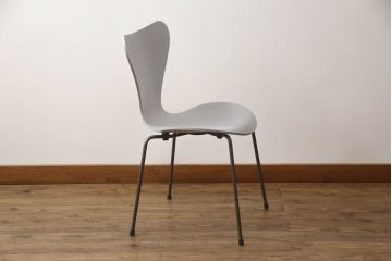 中古　新品同様!!　FRITZ HANSEN(フリッツハンセン)　SERIES 7(セブンチェア)　fh-3107ca-155　カラードアッシュ　ナイングレー (NINE GREY)　北欧モダンなお部屋にぴったり!シャープな脚がお洒落なダイニングチェア(板座チェア、椅子、イス)(定価約7万円)(R-066552)