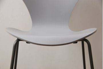 中古　新品同様!!　FRITZ HANSEN(フリッツハンセン)　SERIES 7(セブンチェア)　fh-3107ca-155　カラードアッシュ　ナイングレー (NINE GREY)　北欧モダンなお部屋にぴったり!シャープな脚がお洒落なダイニングチェア(板座チェア、椅子、イス)(定価約7万円)(R-066552)