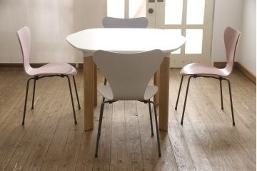中古　新品同様!!　FRITZ HANSEN(フリッツハンセン)　SERIES 7(セブンチェア)　fh-3107ca-615　カラードアッシュ　ペールローズ(PALE ROSE)　北欧モダンなお部屋におすすめ!シャープな脚がお洒落なダイニングチェア(板座チェア、椅子、イス)(定価約7万円)(R-066553)