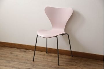 中古　新品同様!!　FRITZ HANSEN(フリッツハンセン)　SERIES 7(セブンチェア)　fh-3107ca-615　カラードアッシュ　ペールローズ(PALE ROSE)　北欧モダンなお部屋におすすめ!シャープな脚がお洒落なダイニングチェア(板座チェア、椅子、イス)(定価約7万円)(R-066553)