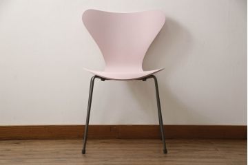 中古　新品同様!!　FRITZ HANSEN(フリッツハンセン)　SERIES 7(セブンチェア)　fh-3107ca-615　カラードアッシュ　ペールローズ(PALE ROSE)　北欧モダンなお部屋におすすめ!シャープな脚がお洒落なダイニングチェア(板座チェア、椅子、イス)(定価約7万円)(R-066553)