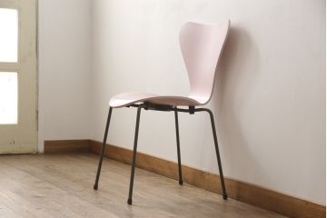 中古　新品同様!!　FRITZ HANSEN(フリッツハンセン)　SERIES 7(セブンチェア)　fh-3107ca-615　カラードアッシュ　ペールローズ(PALE ROSE)　北欧モダンなお部屋におすすめ!シャープな脚がお洒落なダイニングチェア(板座チェア、椅子、イス)(定価約7万円)(R-066553)