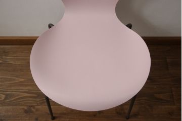 中古　新品同様!!　FRITZ HANSEN(フリッツハンセン)　SERIES 7(セブンチェア)　fh-3107ca-615　カラードアッシュ　ペールローズ(PALE ROSE)　北欧モダンなお部屋におすすめ!シャープな脚がお洒落なダイニングチェア(板座チェア、椅子、イス)(定価約7万円)(R-066553)