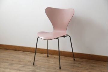 中古　新品同様!!　FRITZ HANSEN(フリッツハンセン)　SERIES 7(セブンチェア)　fh-3107ca-635　カラードアッシュ　ワイルドローズ(WILD ROSE)　北欧モダンなお部屋におすすめ!シャープな脚がお洒落なダイニングチェア(板座チェア、椅子、イス)(定価約7万円)(R-066554)