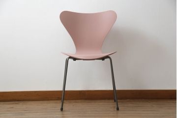 中古　新品同様!!　FRITZ HANSEN(フリッツハンセン)　SERIES 7(セブンチェア)　fh-3107ca-635　カラードアッシュ　ワイルドローズ(WILD ROSE)　北欧モダンなお部屋におすすめ!シャープな脚がお洒落なダイニングチェア(板座チェア、椅子、イス)(定価約7万円)(R-066554)