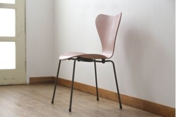 中古　新品同様!!　FRITZ HANSEN(フリッツハンセン)　SERIES 7(セブンチェア)　fh-3107ca-635　カラードアッシュ　ワイルドローズ(WILD ROSE)　北欧モダンなお部屋におすすめ!シャープな脚がお洒落なダイニングチェア(板座チェア、椅子、イス)(定価約7万円)(R-066554)
