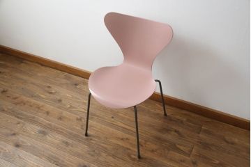 中古　新品同様!!　FRITZ HANSEN(フリッツハンセン)　SERIES 7(セブンチェア)　fh-3107ca-635　カラードアッシュ　ワイルドローズ(WILD ROSE)　北欧モダンなお部屋におすすめ!シャープな脚がお洒落なダイニングチェア(板座チェア、椅子、イス)(定価約7万円)(R-066554)