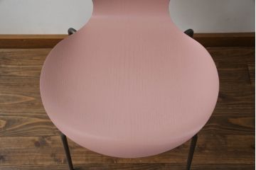 中古　新品同様!!　FRITZ HANSEN(フリッツハンセン)　SERIES 7(セブンチェア)　fh-3107ca-635　カラードアッシュ　ワイルドローズ(WILD ROSE)　北欧モダンなお部屋におすすめ!シャープな脚がお洒落なダイニングチェア(板座チェア、椅子、イス)(定価約7万円)(R-066554)