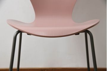 中古　新品同様!!　FRITZ HANSEN(フリッツハンセン)　SERIES 7(セブンチェア)　fh-3107ca-635　カラードアッシュ　ワイルドローズ(WILD ROSE)　北欧モダンなお部屋におすすめ!シャープな脚がお洒落なダイニングチェア(板座チェア、椅子、イス)(定価約7万円)(R-066554)