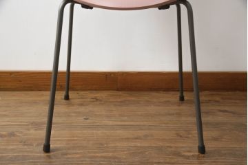 中古　新品同様!!　FRITZ HANSEN(フリッツハンセン)　SERIES 7(セブンチェア)　fh-3107ca-635　カラードアッシュ　ワイルドローズ(WILD ROSE)　北欧モダンなお部屋におすすめ!シャープな脚がお洒落なダイニングチェア(板座チェア、椅子、イス)(定価約7万円)(R-066554)