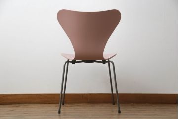 中古　新品同様!!　FRITZ HANSEN(フリッツハンセン)　SERIES 7(セブンチェア)　fh-3107ca-635　カラードアッシュ　ワイルドローズ(WILD ROSE)　北欧モダンなお部屋におすすめ!シャープな脚がお洒落なダイニングチェア(板座チェア、椅子、イス)(定価約7万円)(R-066554)