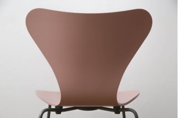 中古　新品同様!!　FRITZ HANSEN(フリッツハンセン)　SERIES 7(セブンチェア)　fh-3107ca-635　カラードアッシュ　ワイルドローズ(WILD ROSE)　北欧モダンなお部屋におすすめ!シャープな脚がお洒落なダイニングチェア(板座チェア、椅子、イス)(定価約7万円)(R-066554)
