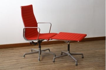 アメリカビンテージ　Hermanmiller(ハーマンミラー社)　Eames Aluminum Group(イームズアルミナムグループ)　エグゼクティブチェア　鮮やかなレッドカラーが空間を彩る回転チェアとオットマンのセット(回転椅子、回転イス、アームチェア、オフィスチェア、フットスツール、ヴィンテージ)(定価約55万円)(R-066558)