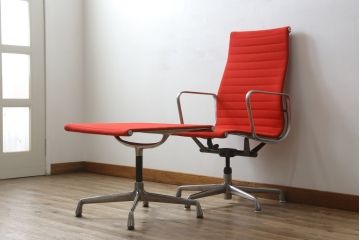 アメリカビンテージ　Hermanmiller(ハーマンミラー社)　Eames Aluminum Group(イームズアルミナムグループ)　エグゼクティブチェア　鮮やかなレッドカラーが空間を彩る回転チェアとオットマンのセット(回転椅子、回転イス、アームチェア、オフィスチェア、フットスツール、ヴィンテージ)(定価約55万円)(R-066558)