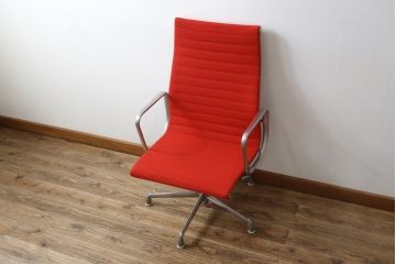アメリカビンテージ　Hermanmiller(ハーマンミラー社)　Eames Aluminum Group(イームズアルミナムグループ)　エグゼクティブチェア　鮮やかなレッドカラーが空間を彩る回転チェアとオットマンのセット(回転椅子、回転イス、アームチェア、オフィスチェア、フットスツール、ヴィンテージ)(定価約55万円)(R-066558)