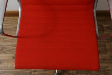 アメリカビンテージ　Hermanmiller(ハーマンミラー社)　Eames Aluminum Group(イームズアルミナムグループ)　エグゼクティブチェア　鮮やかなレッドカラーが空間を彩る回転チェアとオットマンのセット(回転椅子、回転イス、アームチェア、オフィスチェア、フットスツール、ヴィンテージ)(定価約55万円)(R-066558)