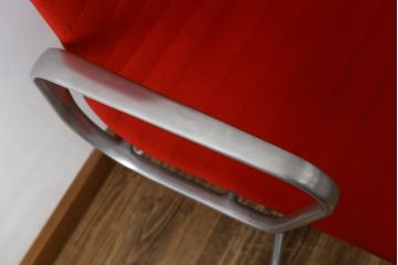 アメリカビンテージ　Hermanmiller(ハーマンミラー社)　Eames Aluminum Group(イームズアルミナムグループ)　エグゼクティブチェア　鮮やかなレッドカラーが空間を彩る回転チェアとオットマンのセット(回転椅子、回転イス、アームチェア、オフィスチェア、フットスツール、ヴィンテージ)(定価約55万円)(R-066558)