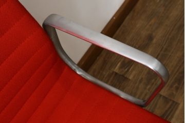 アメリカビンテージ　Hermanmiller(ハーマンミラー社)　Eames Aluminum Group(イームズアルミナムグループ)　エグゼクティブチェア　鮮やかなレッドカラーが空間を彩る回転チェアとオットマンのセット(回転椅子、回転イス、アームチェア、オフィスチェア、フットスツール、ヴィンテージ)(定価約55万円)(R-066558)