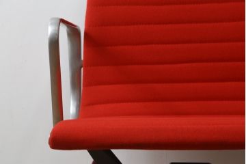 アメリカビンテージ　Hermanmiller(ハーマンミラー社)　Eames Aluminum Group(イームズアルミナムグループ)　エグゼクティブチェア　鮮やかなレッドカラーが空間を彩る回転チェアとオットマンのセット(回転椅子、回転イス、アームチェア、オフィスチェア、フットスツール、ヴィンテージ)(定価約55万円)(R-066558)