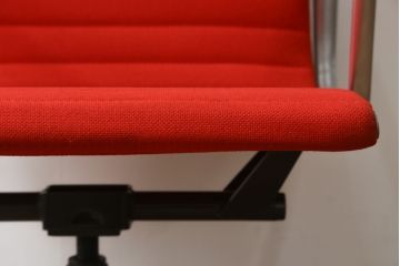 アメリカビンテージ　Hermanmiller(ハーマンミラー社)　Eames Aluminum Group(イームズアルミナムグループ)　エグゼクティブチェア　鮮やかなレッドカラーが空間を彩る回転チェアとオットマンのセット(回転椅子、回転イス、アームチェア、オフィスチェア、フットスツール、ヴィンテージ)(定価約55万円)(R-066558)