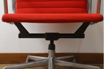 アメリカビンテージ　Hermanmiller(ハーマンミラー社)　Eames Aluminum Group(イームズアルミナムグループ)　エグゼクティブチェア　鮮やかなレッドカラーが空間を彩る回転チェアとオットマンのセット(回転椅子、回転イス、アームチェア、オフィスチェア、フットスツール、ヴィンテージ)(定価約55万円)(R-066558)