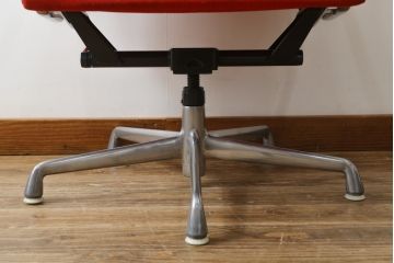 アメリカビンテージ　Hermanmiller(ハーマンミラー社)　Eames Aluminum Group(イームズアルミナムグループ)　エグゼクティブチェア　鮮やかなレッドカラーが空間を彩る回転チェアとオットマンのセット(回転椅子、回転イス、アームチェア、オフィスチェア、フットスツール、ヴィンテージ)(定価約55万円)(R-066558)