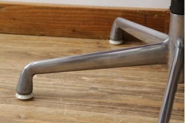 アメリカビンテージ　Hermanmiller(ハーマンミラー社)　Eames Aluminum Group(イームズアルミナムグループ)　エグゼクティブチェア　鮮やかなレッドカラーが空間を彩る回転チェアとオットマンのセット(回転椅子、回転イス、アームチェア、オフィスチェア、フットスツール、ヴィンテージ)(定価約55万円)(R-066558)