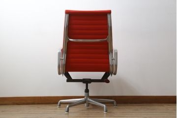 アメリカビンテージ　Hermanmiller(ハーマンミラー社)　Eames Aluminum Group(イームズアルミナムグループ)　エグゼクティブチェア　鮮やかなレッドカラーが空間を彩る回転チェアとオットマンのセット(回転椅子、回転イス、アームチェア、オフィスチェア、フットスツール、ヴィンテージ)(定価約55万円)(R-066558)