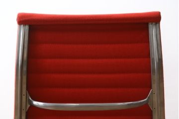 アメリカビンテージ　Hermanmiller(ハーマンミラー社)　Eames Aluminum Group(イームズアルミナムグループ)　エグゼクティブチェア　鮮やかなレッドカラーが空間を彩る回転チェアとオットマンのセット(回転椅子、回転イス、アームチェア、オフィスチェア、フットスツール、ヴィンテージ)(定価約55万円)(R-066558)