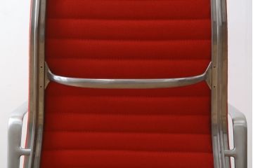 アメリカビンテージ　Hermanmiller(ハーマンミラー社)　Eames Aluminum Group(イームズアルミナムグループ)　エグゼクティブチェア　鮮やかなレッドカラーが空間を彩る回転チェアとオットマンのセット(回転椅子、回転イス、アームチェア、オフィスチェア、フットスツール、ヴィンテージ)(定価約55万円)(R-066558)