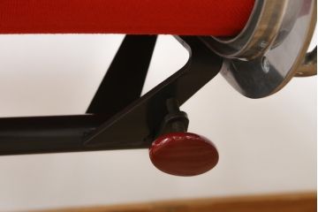 アメリカビンテージ　Hermanmiller(ハーマンミラー社)　Eames Aluminum Group(イームズアルミナムグループ)　エグゼクティブチェア　鮮やかなレッドカラーが空間を彩る回転チェアとオットマンのセット(回転椅子、回転イス、アームチェア、オフィスチェア、フットスツール、ヴィンテージ)(定価約55万円)(R-066558)