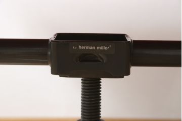アメリカビンテージ　Hermanmiller(ハーマンミラー社)　Eames Aluminum Group(イームズアルミナムグループ)　エグゼクティブチェア　鮮やかなレッドカラーが空間を彩る回転チェアとオットマンのセット(回転椅子、回転イス、アームチェア、オフィスチェア、フットスツール、ヴィンテージ)(定価約55万円)(R-066558)