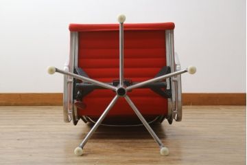 アメリカビンテージ　Hermanmiller(ハーマンミラー社)　Eames Aluminum Group(イームズアルミナムグループ)　エグゼクティブチェア　鮮やかなレッドカラーが空間を彩る回転チェアとオットマンのセット(回転椅子、回転イス、アームチェア、オフィスチェア、フットスツール、ヴィンテージ)(定価約55万円)(R-066558)