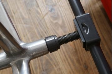 アメリカビンテージ　Hermanmiller(ハーマンミラー社)　Eames Aluminum Group(イームズアルミナムグループ)　エグゼクティブチェア　鮮やかなレッドカラーが空間を彩る回転チェアとオットマンのセット(回転椅子、回転イス、アームチェア、オフィスチェア、フットスツール、ヴィンテージ)(定価約55万円)(R-066558)