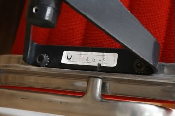 アメリカビンテージ　Hermanmiller(ハーマンミラー社)　Eames Aluminum Group(イームズアルミナムグループ)　エグゼクティブチェア　鮮やかなレッドカラーが空間を彩る回転チェアとオットマンのセット(回転椅子、回転イス、アームチェア、オフィスチェア、フットスツール、ヴィンテージ)(定価約55万円)(R-066558)