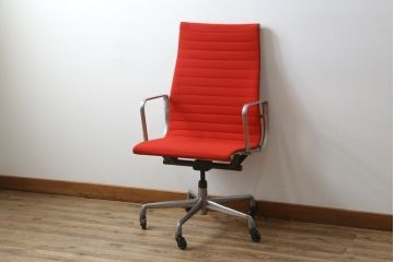 アメリカビンテージ　Hermanmiller(ハーマンミラー社)　Eames Aluminum Group(イームズアルミナムグループ)　エグゼクティブチェア　鮮やかなレッドカラーが空間を彩る回転チェアとオットマンのセット(回転椅子、回転イス、アームチェア、オフィスチェア、フットスツール、ヴィンテージ)(定価約55万円)(R-066558)