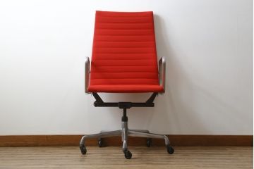 アメリカビンテージ　Hermanmiller(ハーマンミラー社)　Eames Aluminum Group(イームズアルミナムグループ)　エグゼクティブチェア　鮮やかなレッドカラーが空間を彩る回転チェアとオットマンのセット(回転椅子、回転イス、アームチェア、オフィスチェア、フットスツール、ヴィンテージ)(定価約55万円)(R-066558)