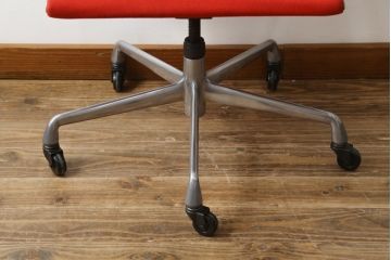 アメリカビンテージ　Hermanmiller(ハーマンミラー社)　Eames Aluminum Group(イームズアルミナムグループ)　エグゼクティブチェア　鮮やかなレッドカラーが空間を彩る回転チェアとオットマンのセット(回転椅子、回転イス、アームチェア、オフィスチェア、フットスツール、ヴィンテージ)(定価約55万円)(R-066558)