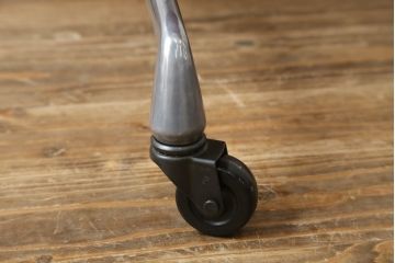 アメリカビンテージ　Hermanmiller(ハーマンミラー社)　Eames Aluminum Group(イームズアルミナムグループ)　エグゼクティブチェア　鮮やかなレッドカラーが空間を彩る回転チェアとオットマンのセット(回転椅子、回転イス、アームチェア、オフィスチェア、フットスツール、ヴィンテージ)(定価約55万円)(R-066558)