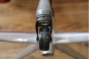 アメリカビンテージ　Hermanmiller(ハーマンミラー社)　Eames Aluminum Group(イームズアルミナムグループ)　エグゼクティブチェア　鮮やかなレッドカラーが空間を彩る回転チェアとオットマンのセット(回転椅子、回転イス、アームチェア、オフィスチェア、フットスツール、ヴィンテージ)(定価約55万円)(R-066558)