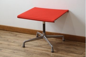 アメリカビンテージ　Hermanmiller(ハーマンミラー社)　Eames Aluminum Group(イームズアルミナムグループ)　エグゼクティブチェア　鮮やかなレッドカラーが空間を彩る回転チェアとオットマンのセット(回転椅子、回転イス、アームチェア、オフィスチェア、フットスツール、ヴィンテージ)(定価約55万円)(R-066558)