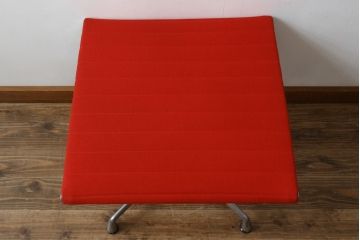 アメリカビンテージ　Hermanmiller(ハーマンミラー社)　Eames Aluminum Group(イームズアルミナムグループ)　エグゼクティブチェア　鮮やかなレッドカラーが空間を彩る回転チェアとオットマンのセット(回転椅子、回転イス、アームチェア、オフィスチェア、フットスツール、ヴィンテージ)(定価約55万円)(R-066558)