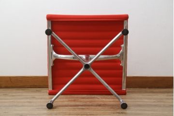 アメリカビンテージ　Hermanmiller(ハーマンミラー社)　Eames Aluminum Group(イームズアルミナムグループ)　エグゼクティブチェア　鮮やかなレッドカラーが空間を彩る回転チェアとオットマンのセット(回転椅子、回転イス、アームチェア、オフィスチェア、フットスツール、ヴィンテージ)(定価約55万円)(R-066558)