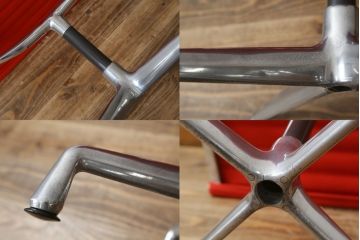 アメリカビンテージ　Hermanmiller(ハーマンミラー社)　Eames Aluminum Group(イームズアルミナムグループ)　エグゼクティブチェア　鮮やかなレッドカラーが空間を彩る回転チェアとオットマンのセット(回転椅子、回転イス、アームチェア、オフィスチェア、フットスツール、ヴィンテージ)(定価約55万円)(R-066558)