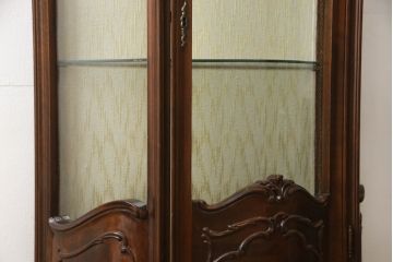 中古　イタリア製　凝った彫刻デザインがエレガントな印象を深めるガラスキャビネット(ガラスケース、ショーケース、コレクションケース、キュリオケース、飾り棚、陳列棚)(R-066560)
